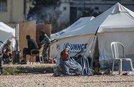 Un refugiado sirio descansa en un campamento improvisado tras los fuertes terremotos en Hatay, Turquía, el 24 de febrero de 2023.