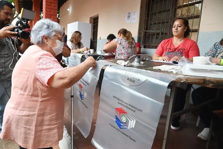 Imagen de archivo y referencia: votación durante las elecciones internas.