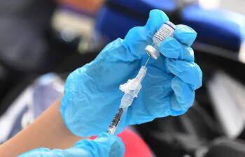 La disponibilidad de las vacunas anticovid contribuyeron a la reducción de casos graves de la enfermedad, sostienen científicos e investigadores.