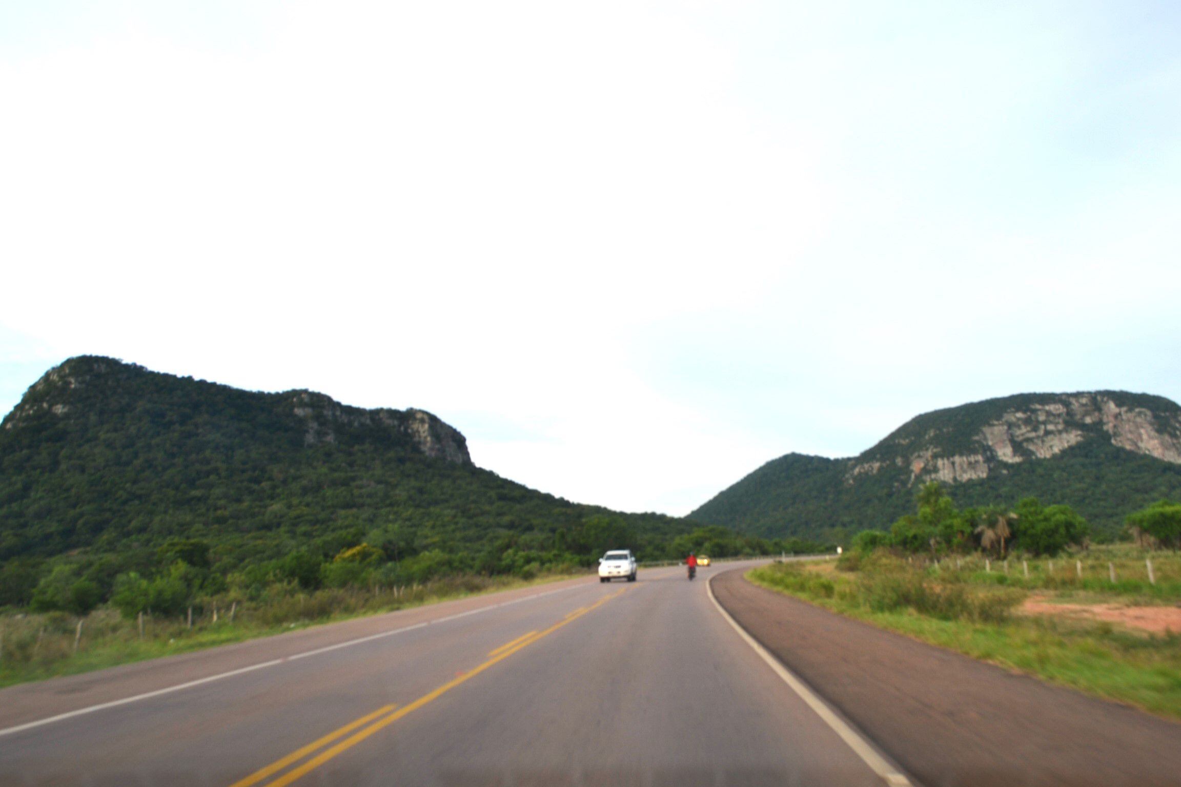 En el trayecto a Piribebuy se pueden apreciar el Cerro Hú, Cristo Redentor otras serranías que rodean el municipio de Paraguarí.