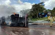 Bomberos combaten contra el fuego tras explosión de un camión cisterna en Caacupé.
