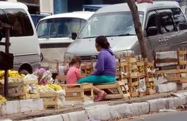 fernando-de-la-mora-y-medicos-del-chaco-1231-nina-y-senora-venden-frutas-y-flores--203756000000-1047779.jpg