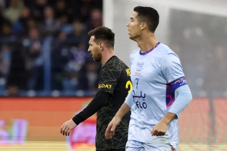 El delantero argentino del Paris Saint-Germain, Lionel Messi (L), y el delantero portugués del Riyadh All-Star, Cristiano Ronaldo, aparecen en la cancha durante el partido de fútbol de la Riyadh Season Cup entre el Riyadh All-Stars y el Paris Saint-Germain en el estadio King Fahd de Riad. el 19 de enero de 2023.