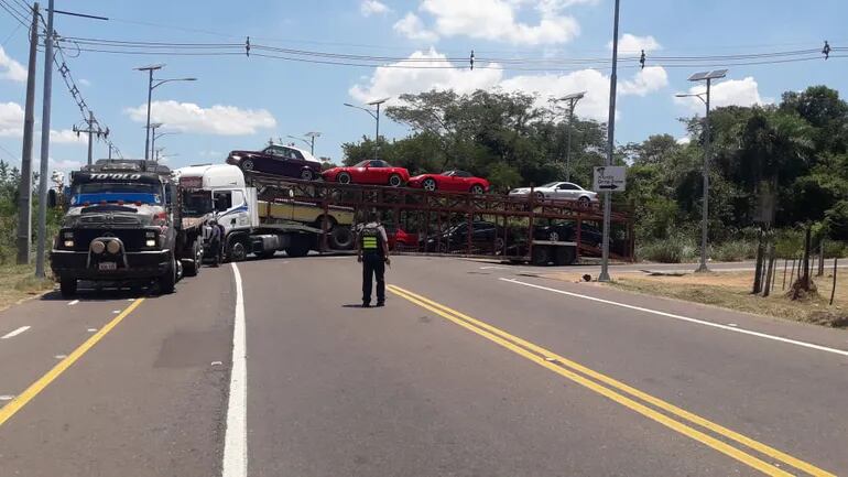 El camión se atascó cubriendo todo el paso en ambos carriles de la ruta Luque - San Ber.