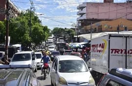 Imagen de archivo mostrando un intenso tráfico vehicular sobre la avenida Rodríguez de Francia, en la zona del Mercado 4 de Asunción.