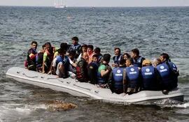 los-refugiados-sirios-se-acercan-a-la-playa-en-la-isla-griega-de-lesbos-y-de-ahi-rumbo-a-paises-de-europa-afp--220815000000-1379490.jpg