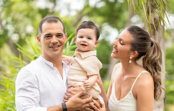 ¡Hermosa familia! Anna Chase y Ricky Guerreros con el cumpleañero Santiago.