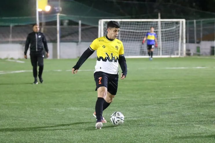 Rodolfo "Rolo" Núñez Scolari practicando una de sus pasiones, el fútbol.