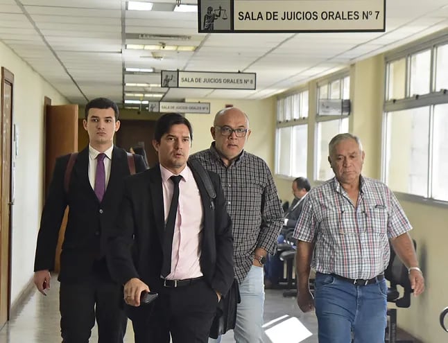 Oscar Venancio Nuñez, alias Ñoño, junto al abogado Raúl Caballero y sus asistentes, en los pasillos del Palacio de Justicia de Asunción.