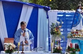 El sacerdote redentorista Aldo Ramírez Denis, celebró la misa en la capilla Inmaculada Concepción del barrio 8 de Diciembre de la ciudad de Pilar.