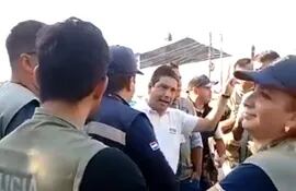Captura de pantalla del video protagonizado por Juan Villalba con los funcionarios de la SET.