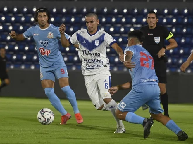 Los jugadores de Resistencia y Sportivo Ameliano durante el partido de la primera rueda del torneo Apertura 2022.