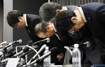 El presidente de la farmacéutica Kobayashi Akihiro Kobayashi (segundo de la izquierda) y otros directivos hacen una reverencia durante una conferencia de prensa en Osaka.