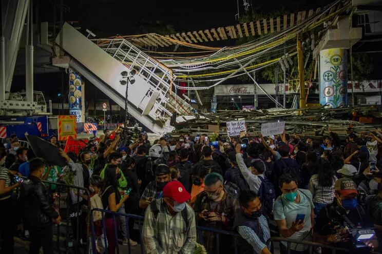 Manifestantes protestan en el sitio del accidente de metro en Ciudad de México, el pasado viernes.