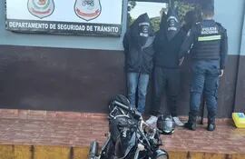 Las evidencias y los detenidos fueron llevados a la Dirección de Policía de Alto Paraná.