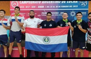 La destacada delegación paraguaya de lucha libre olímpica que ganó medallas en Argentina.