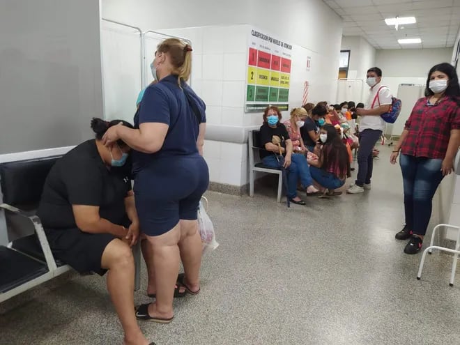 Una mujer con fuertes dolores de cabeza, aguarda por atención médica en el Hospital San Pablo de Asunción.