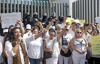 Colectivos feministas y mujeres protestan este domingo, al exterior de la Fiscalía General del Estado (FGE), para exigir justicia por el asesinato de la activista y abogada Cecilia Monzón, en el estado de Puebla (México).