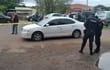 Policías acordonan el auto en cuyo interior falleció el funcionario tras ser atacado a tiros.