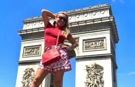 Sara Allinquant derrochando belleza frente al Arco del Triunfo, en la capital francesa.