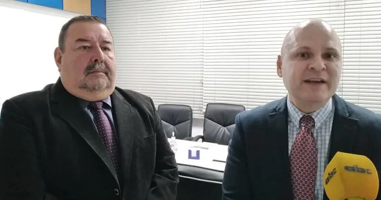 Osvaldo Ruiz Nicolau y Emil Mendoza Torres, asesor jurídico y presidente de la Asociación de Casas de Cambios del Paraguay respectivamente.