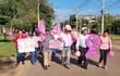 Miembros del club de hipertensos y diabeticos de la Unidad de Salud Familiar del barrio universitario de la ciudad de San Juan Bautista, Misiones, marcharon en conmemoración del día mundial de la lucha contra el cáncer de mama.