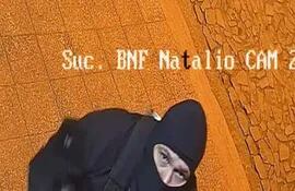 Este asaltante filmado por el circuito cerrado de la sucursal del Banco Nacional de Fomento de Natalio es Anacleto Benítez Benítez, según la Policía.
