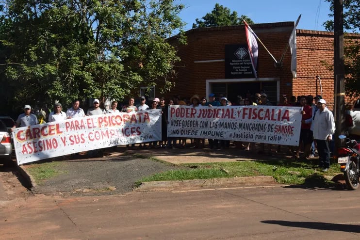 Pobladores de Costa Dulce del distrito de Maciel se manifestaron para pedir justicia frente a la sede de la fiscalía de Caazapá (foto archivo).