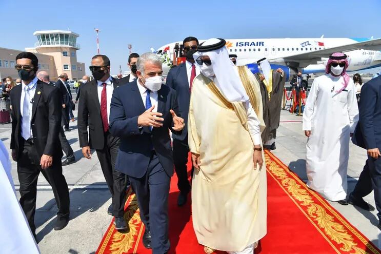 El ministro de Exteriores bareiní, Abdulatif bin Rashid al Zayani (c-d) recibe en Manama, la capital de Baréin, la histórica visita de su homólogo israelí, Yair Lapid (c-i).