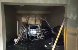 Así quedó el garaje de una vivienda tras el impacto de un conductor en estado de ebriedad.