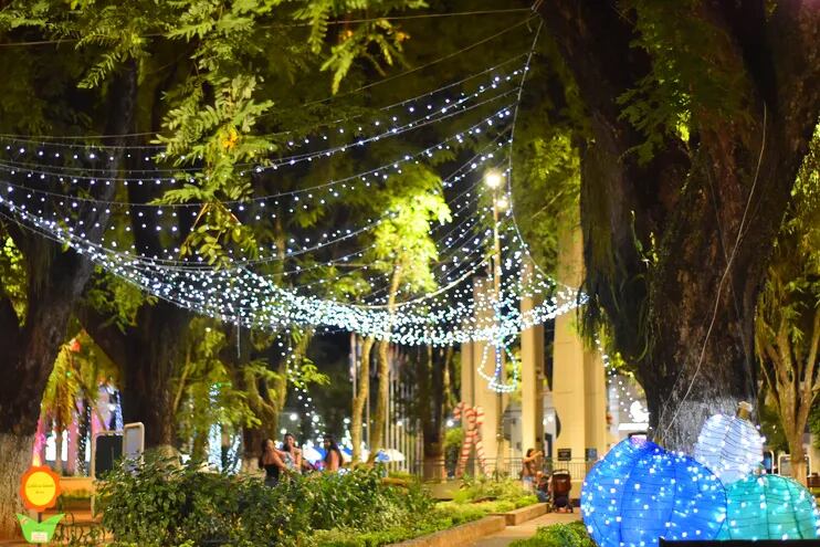 Adornos navideños en la Plaza de los Héroes de Villarrica.