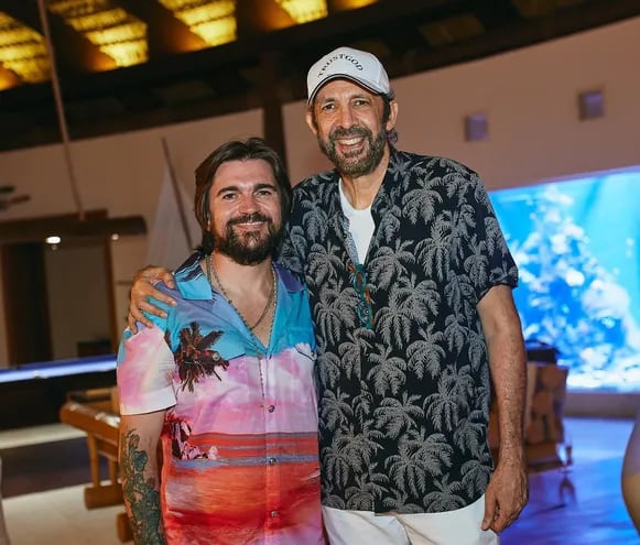 Juanes junto al cumpleañero Juan Luis Guerra, a quien considera "Maestro de maestros".