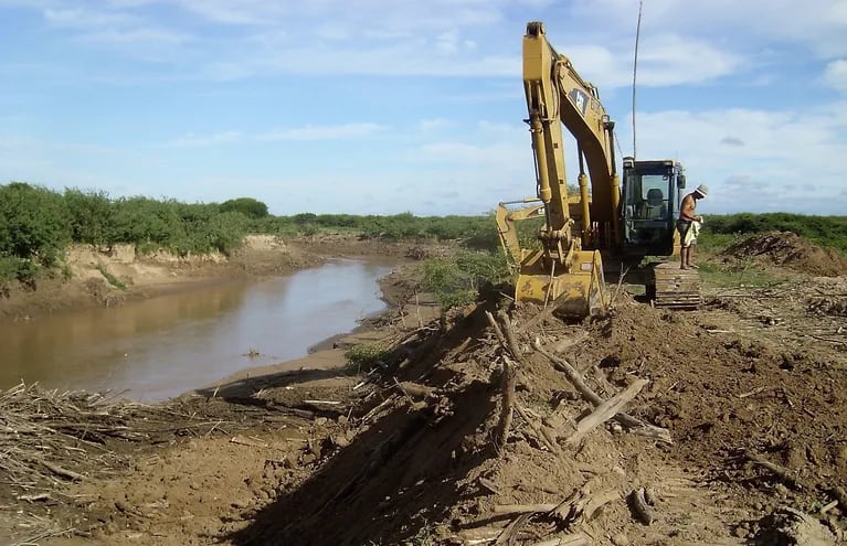 Las obras de canalización del Pilcomayo se realizan cada año, antes de la riada que se espera en los meses de diciembre y enero.