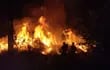 Incendio en Mocito Isla: bomberos siguen trabajando para evitar que el fuego afecte viviendas