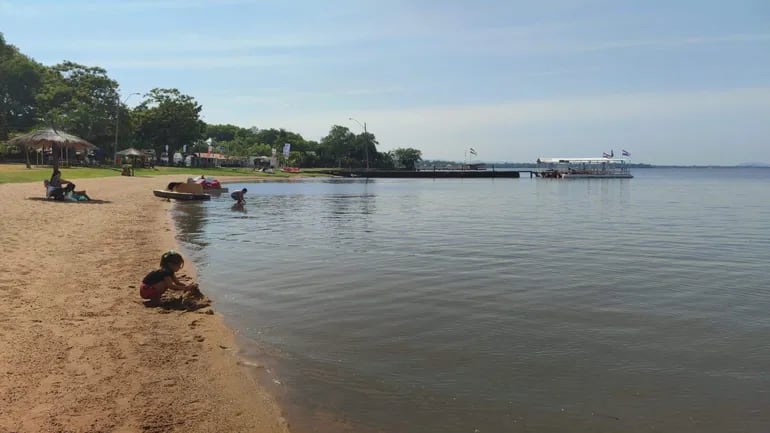 Bañistas a orillas del lago Ypacaraí, el pasado domingo.