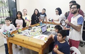 Alumnos y alumnas entre 10 y 17 años de colegios de distintas ciudades del departamento central pertenecientes al equipo Space Teens, se encuentran participando en una competencia de robótica organizada por First Lego League, en la ciudad de Río de Janeiro- Brasil.