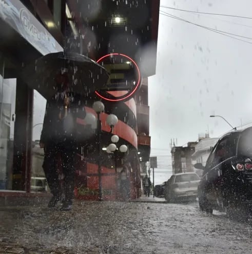 Las intensas lluvias inundaron las calles e incluso las veredas en el microcentro de Asunción.