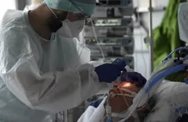 Un trabajador médico atiende a un paciente con covid-19 en la unidad de terapia intensiva del hospital universitario de Estrasburgo, Francia.