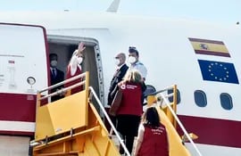 La reina Letizia de España saluda antes de partir de Paraguay, este jueves en el aeropuerto internacional Silvio Pettirossi.