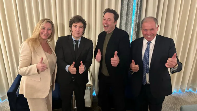 El presidente de Argentina Javier Milei se toma una fotografía con Elon Musk.