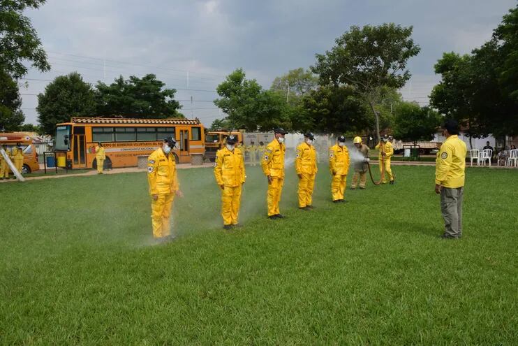 Tradicional bautismo de los bomberos amarillos de la ciudad de Buena Vista, Caazapá.