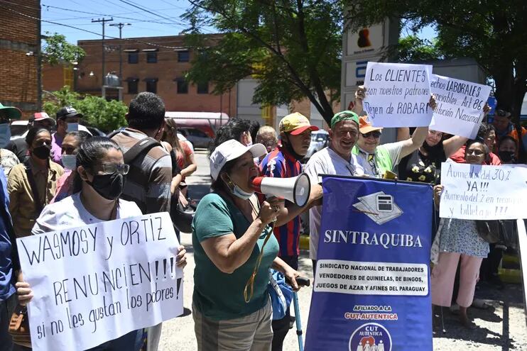 Quinieleros se manifestaron frente a la oficina de TDP SA, la concesionaria de la quiniela. Exigen el aumento del porcentaje de su comisión y mejores condiciones laborales.