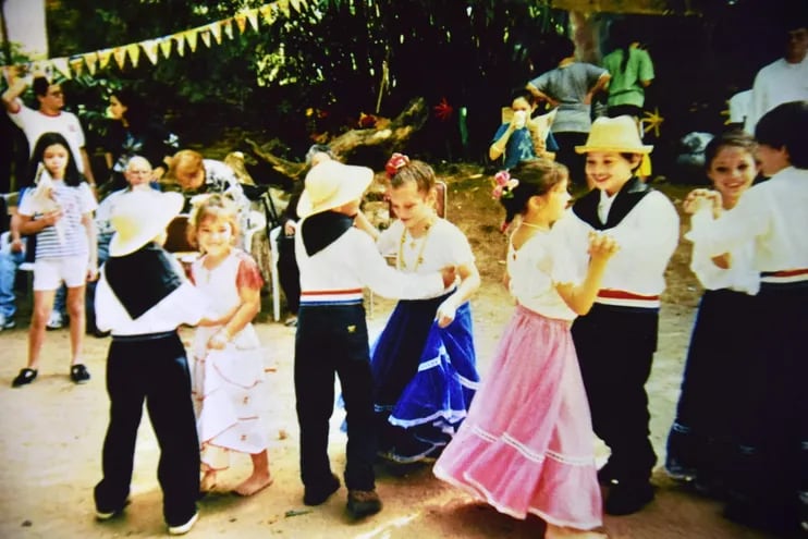 Aprendiendo los bailes típicos paraguayos.