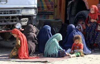 Régimen talibán provoca retroceso en la educación de los niños en Afganistán, según HRW