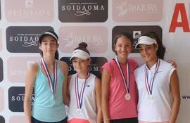 Catalina Delmás y Zoe Doldán (d) son campeonas en dobles 14 años.