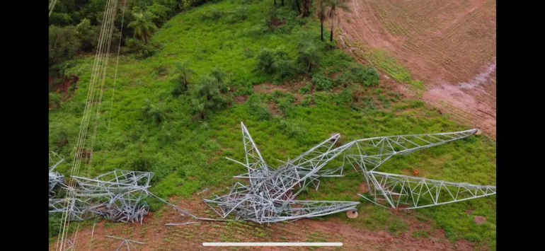 El sistema de transmisión y distribución de la ANDE sigue sufriendo los embates del viento. Ayer, en en el Guairá, entre Villarica y Ñumí, cayeron cinco columnas. El 13 de octubre del año pasado derribó colosales torres de la línea de 500 kV que vincula Itaipú con Villa Hayes.