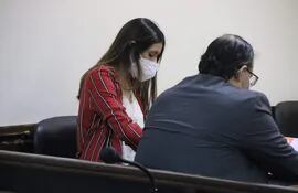 La  Dra., Laura Sena y su abogado Ricardo Preda, en una de las audiencias en tribunales.