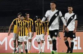 Los jugadores de Guaraní celebran un tanto contra Danubio por la fase de grupos de la Copa Sudamericana en el estadio Centenario, en Montevideo.