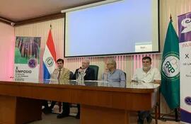 El viceministro de Ganadería, Marcelo González; el presidente de la ARP, Pedro Galli; el titular del gremio Apacribu, Richard Moss y Ceferino Méndez, en rueda de prensa, en la Rural.