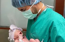Enrique Iglesias junto a su bebé en una foto publicada por el artista español en su cuenta de Instagram.